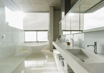 Sunny modern bathroom - CAIF17869