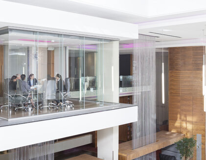 Gläserner Besprechungsraum in einem modernen Büro - CAIF17907