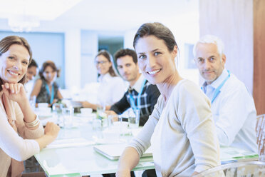 Lächelnde Geschäftsleute bei einem Treffen - CAIF17926