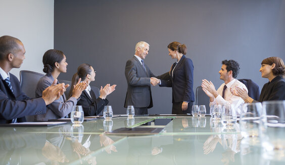 Geschäftsleute beim Händeschütteln in einer Sitzung - CAIF17927
