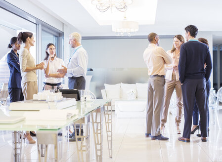 Geschäftsleute im Gespräch im Büro - CAIF17930