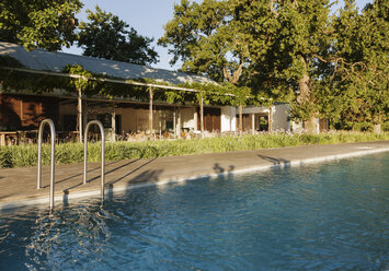 Schwimmbad vor dem Luxushaus, umgeben von Bäumen - CAIF17965