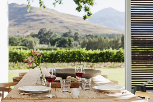 Esstisch und Stühle auf der luxuriösen Terrasse mit Blick auf den Weinberg - CAIF17983
