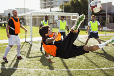 Fußballspieler beim Training auf dem Feld - CAIF17992