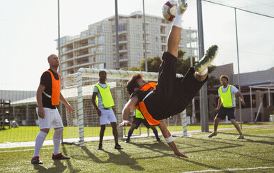 Fußballspieler beim Training auf dem Feld - CAIF17994