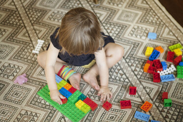 Hohe Winkel Ansicht von Mädchen spielen mit Spielzeug-Blöcke zu Hause - CAVF09177