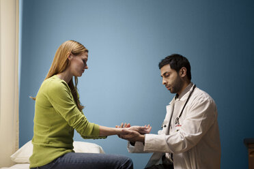 Arzt prüft den Puls eines Patienten im Krankenhaus - CAVF09293