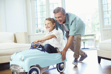 Vater schiebt Sohn in Spielzeugauto - CAIF18005