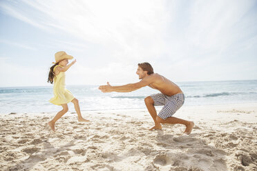 Vater und Tochter spielen am Strand - CAIF18044