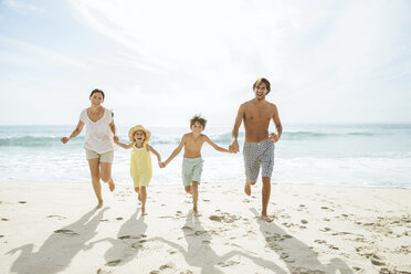 Familie läuft gemeinsam am Strand - CAIF18059