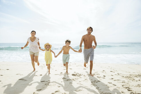 Familie läuft gemeinsam am Strand - CAIF18059