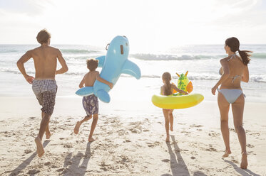 Familie spielt zusammen am Strand - CAIF18063