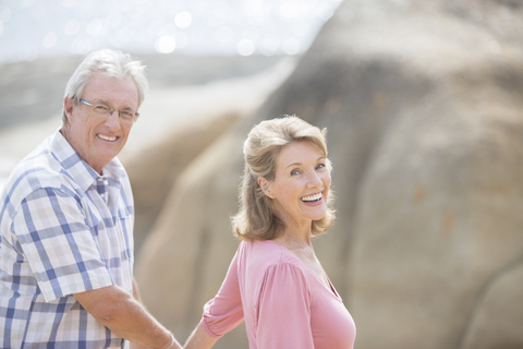Älteres Paar geht im Freien spazieren, lizenzfreies Stockfoto
