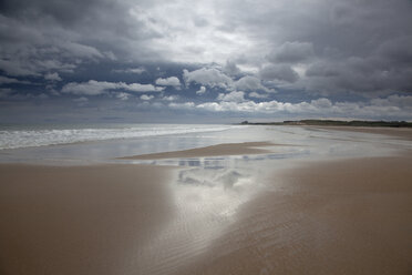 Wolken spiegeln sich im Wasser am Strand - CAIF18075