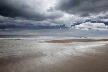 Wolken über dem Strand bei Ebbe - CAIF18076