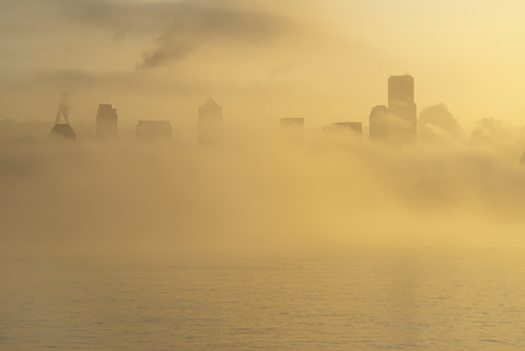 Nebel über der Skyline der Stadt, lizenzfreies Stockfoto