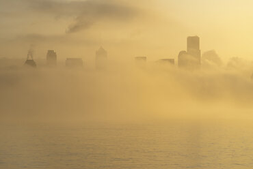 Nebel über der Skyline der Stadt - CAIF18092