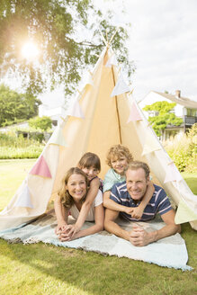 Familie entspannt im Tipi im Hinterhof - CAIF18101