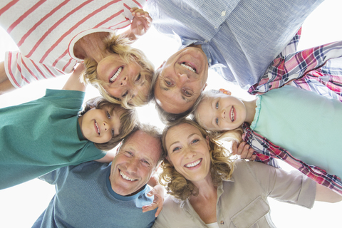 Gemeinsam lächelnde Familie im Freien, lizenzfreies Stockfoto