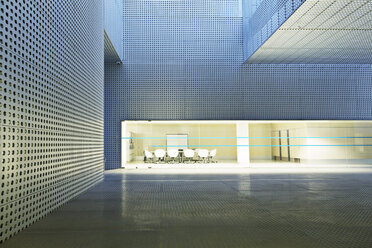 Beleuchteter Konferenzraum in modernem Gebäude - CAIF18169
