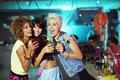 Frauen genießen Cocktails auf einer Party, lizenzfreies Stockfoto