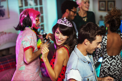 Freunde tanzen zusammen auf einer Party, lizenzfreies Stockfoto