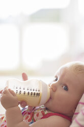 Babymädchen trinkt aus der Flasche - CAIF18210