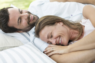Ehepaar entspannt sich auf einer Decke im Freien - CAIF18246