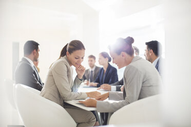 Geschäftsleute treffen sich am Konferenztisch - CAIF18259