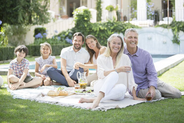 Mehrgenerationenfamilie beim Picknick im Hinterhof - CAIF18277