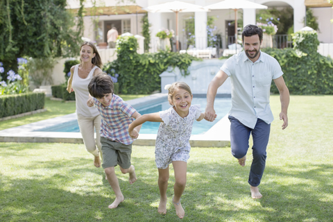 Familie läuft gemeinsam im Hinterhof, lizenzfreies Stockfoto