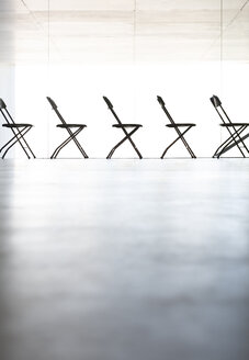 Stühle in einer Reihe im Büro aufgereiht - CAIF18290