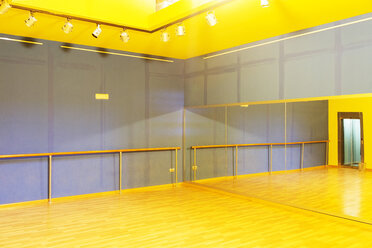 Barre and mirror in empty ballet studio - CAIF18309