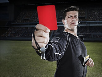 Schiedsrichter zeigt rote Karte auf dem Fußballplatz - CAIF18317