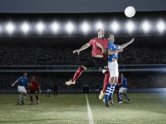 Fußballspieler springen auf dem Spielfeld um den Ball - CAIF18327