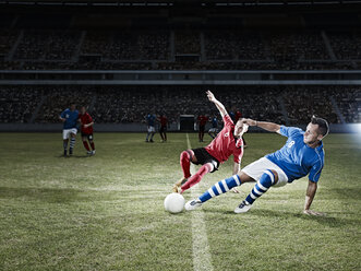 Fußballspieler, die auf dem Feld um den Ball kämpfen - CAIF18333