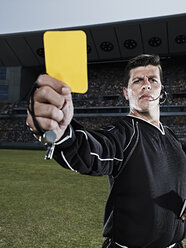 Schiedsrichter zeigt gelbe Karte auf dem Fußballplatz - CAIF18343