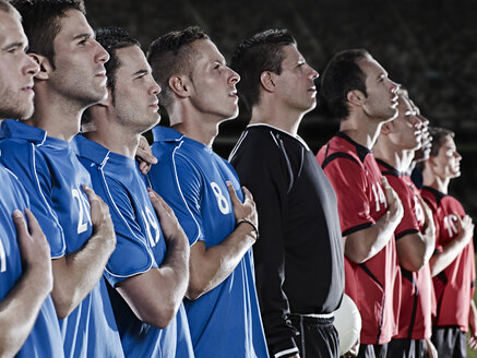 Fußballmannschaften hören die Hymne auf dem Spielfeld - CAIF18345