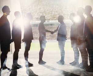 Silhouette von Fußballmannschaften beim Händeschütteln - CAIF18356