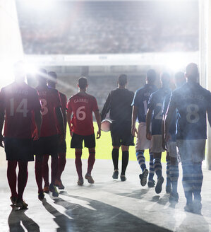 Silhouette von Fußballspielern auf dem Weg zum Spielfeld - CAIF18357