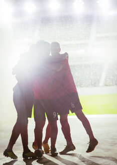 Silhouette einer feiernden Fußballmannschaft - CAIF18370