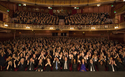 Applaudierendes Publikum im Theater - CAIF18372