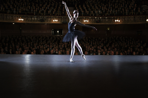 Balletttänzerin auf der Bühne im Theater, lizenzfreies Stockfoto