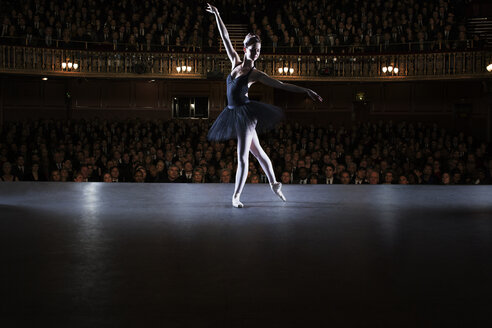 Balletttänzerin auf der Bühne im Theater - CAIF18382