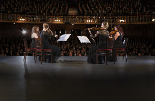 Quartett auf der Bühne im Theater - CAIF18383