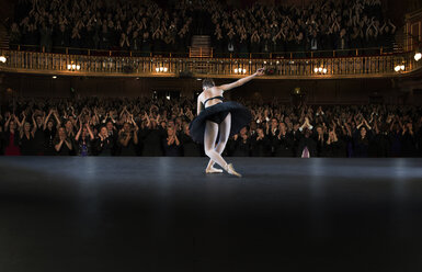 Ballerina verbeugt sich auf der Bühne im Theater - CAIF18385