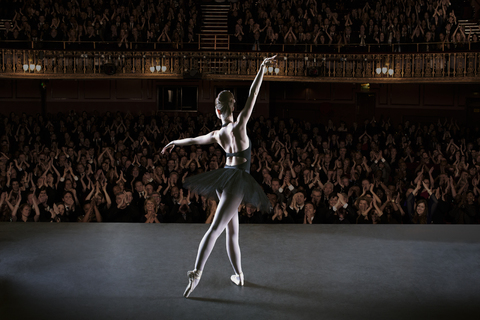 Ballerina auf der Bühne im Theater, lizenzfreies Stockfoto