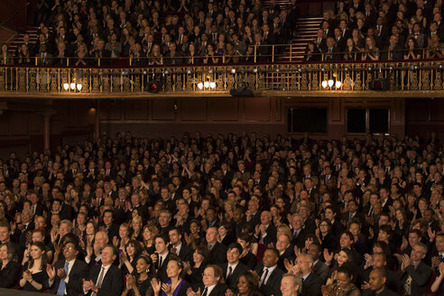 Applaudierendes Publikum im Theater - CAIF18390