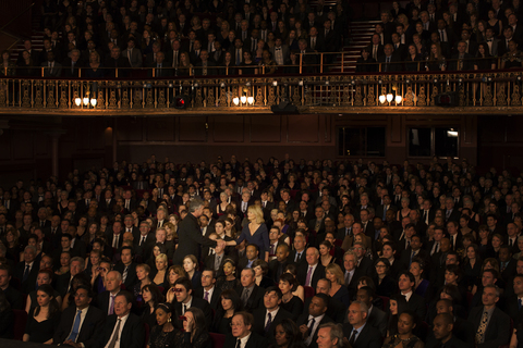 Spotlight auf das Händeschütteln von Zuschauern im Theater, lizenzfreies Stockfoto