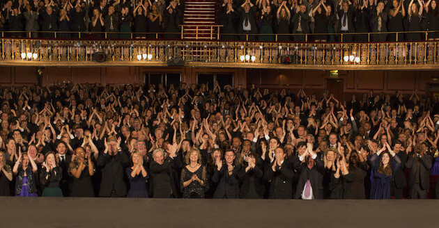 Applaudierendes Publikum im Theater - CAIF18402